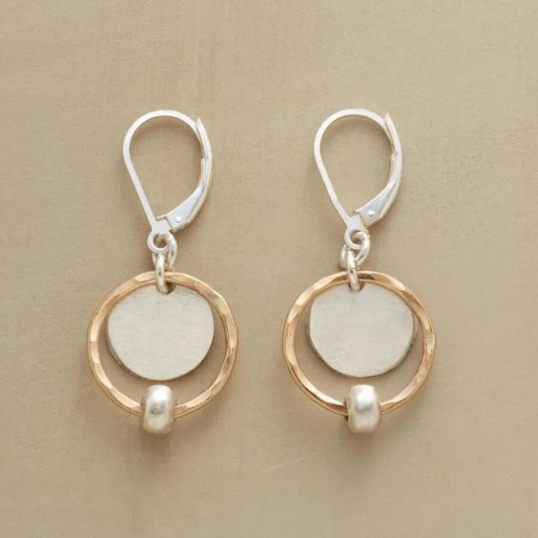 Élégantes boucles d'oreilles en perles dorées et argentées