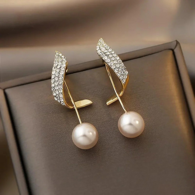 Élégantes boucles d'oreilles en or ornées de perles