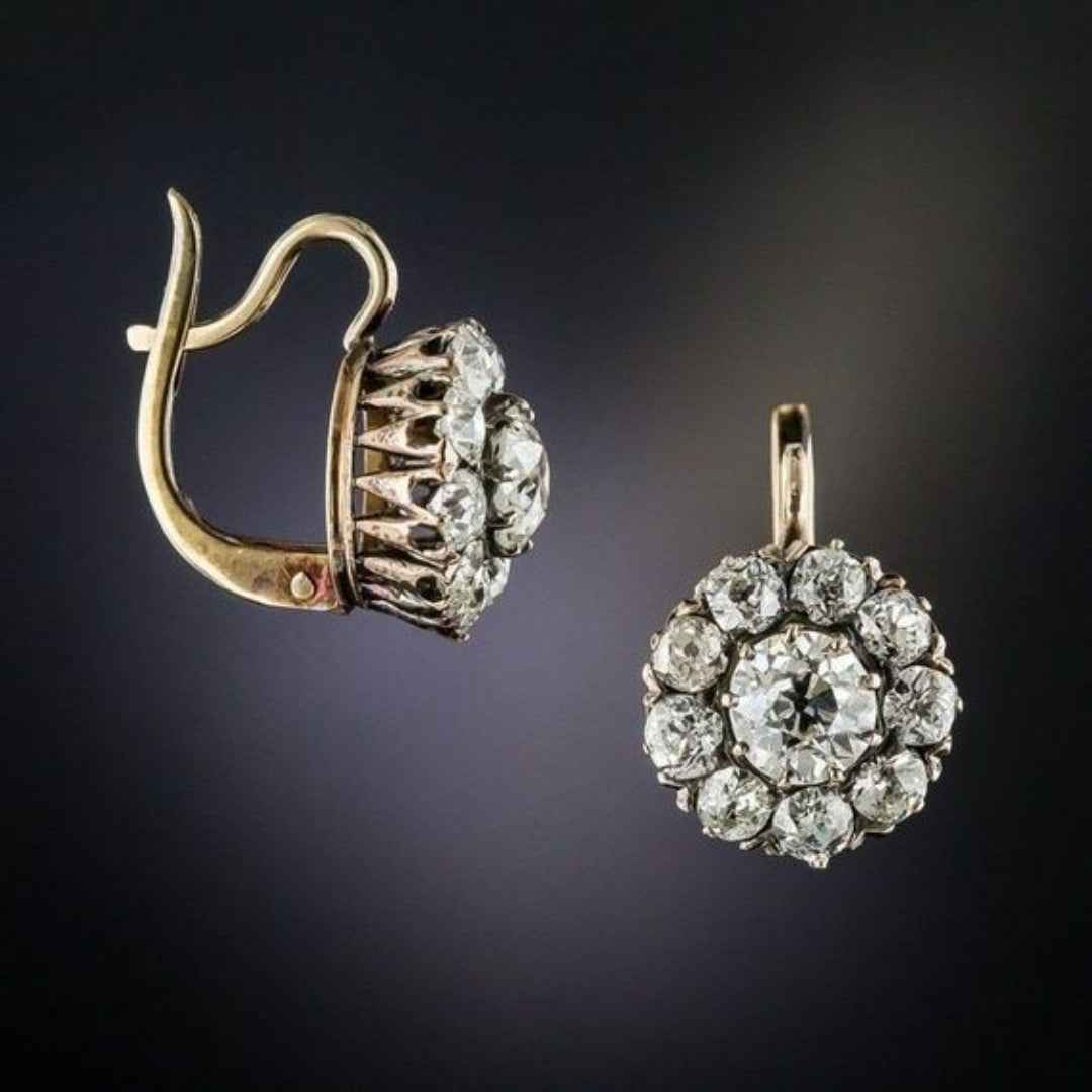 Élégantes boucles d'oreilles en or ornées de pierres précieuses