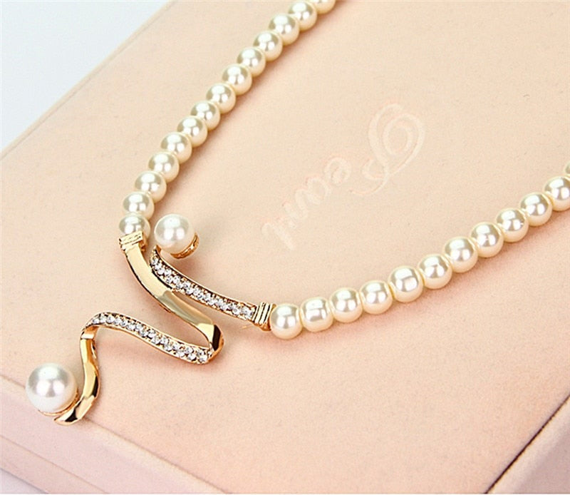 Ensemble de Collier en Perles Naturelles et Boucles d'Oreilles
