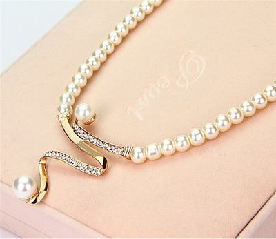 Ensemble de Collier en Perles Naturelles et Boucles d'Oreilles