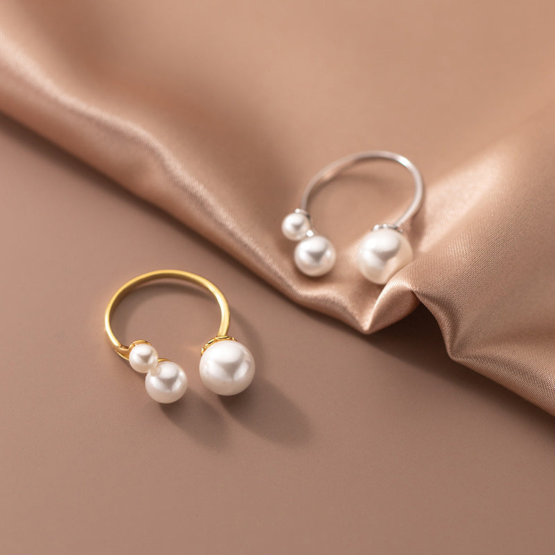 Bague ajustable en triple rangée de perles d'eau douce