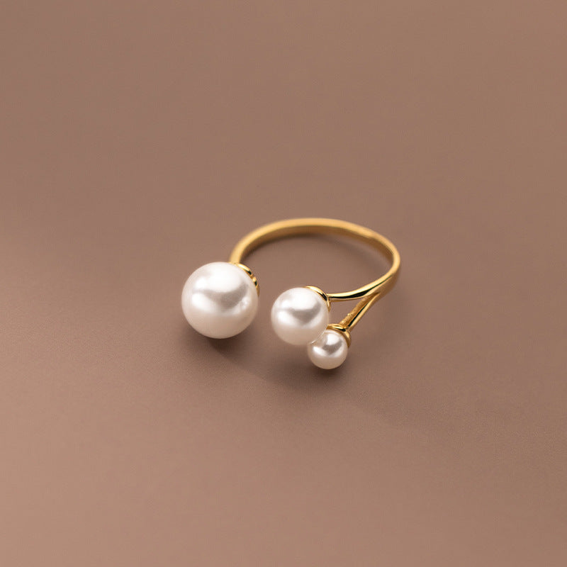 Bague ajustable en triple rangée de perles d'eau douce
