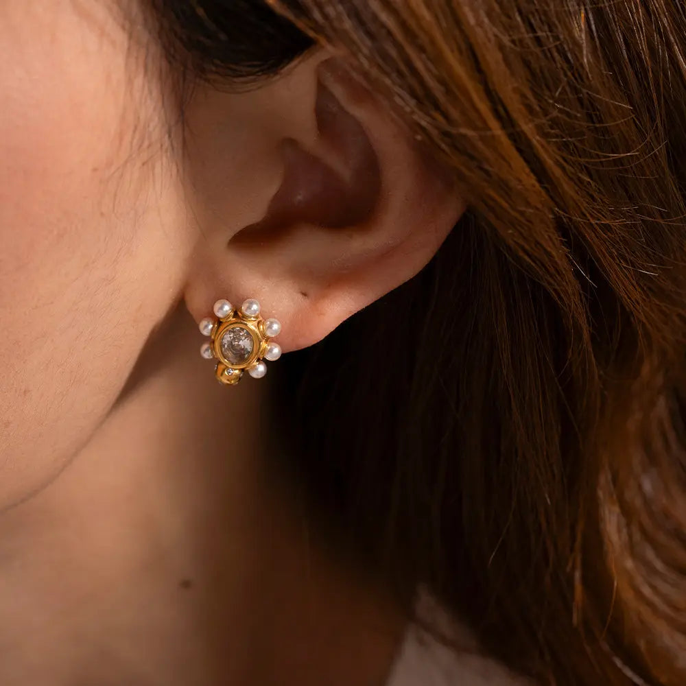 Élégantes boucles d'oreilles en or ornées de perles