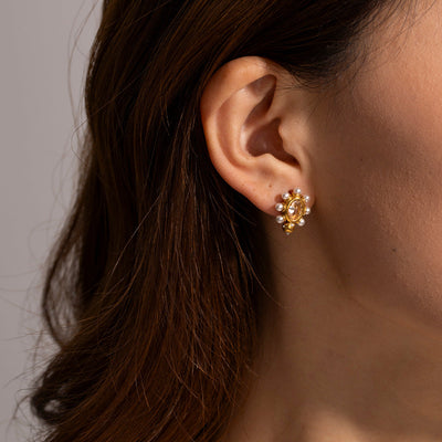 Élégantes boucles d'oreilles en or ornées de perles