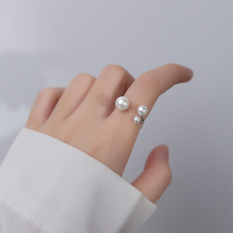 Bague ajustable en triple rangée de perles d'eau douce