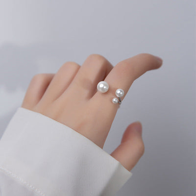 Bague ajustable en triple rangée de perles d'eau douce