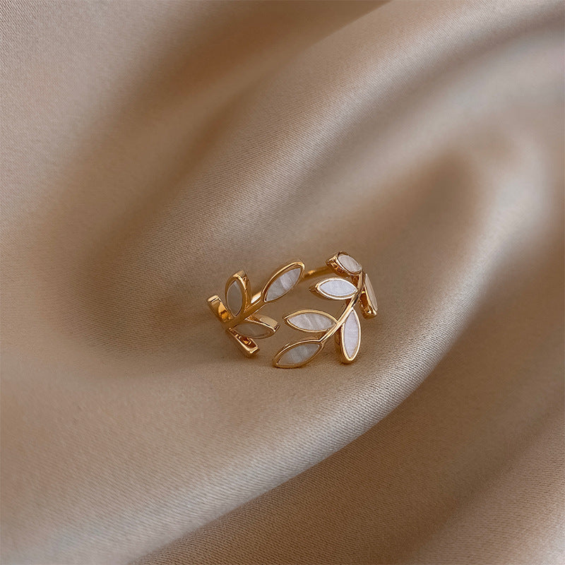 Pur - Élégante Bague en Opale Blanche en Design de Feuille