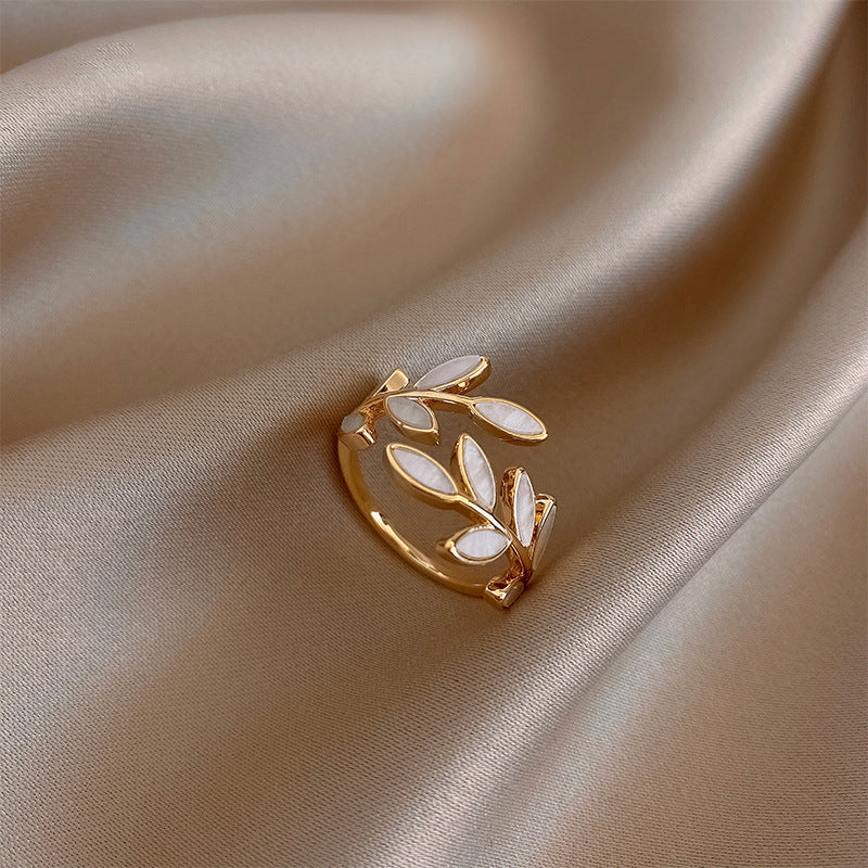 Pur - Élégante Bague en Opale Blanche en Design de Feuille