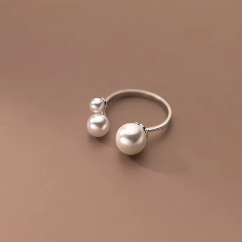 Bague ajustable en triple rangée de perles d'eau douce