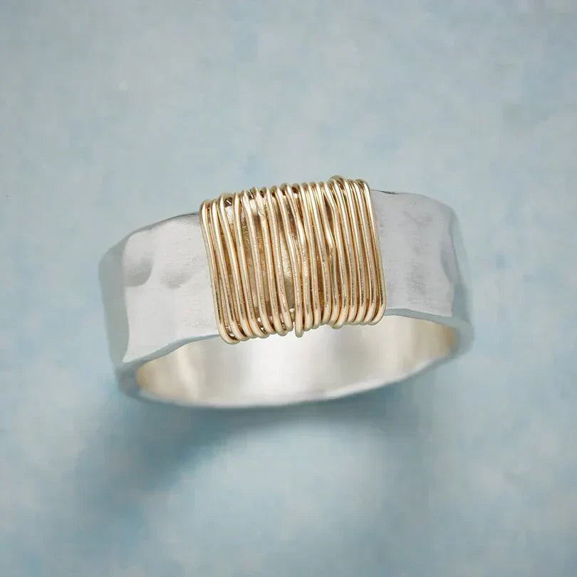 Bague dorée en fils au style Boho