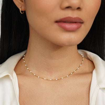Collier en perles blanches propres